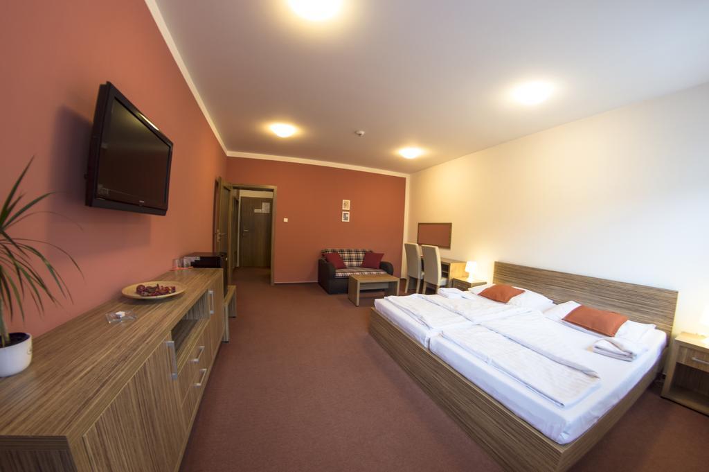 Wellness Hotel Hukvaldy Polopenze A Wellness V Cene Pribor Екстер'єр фото